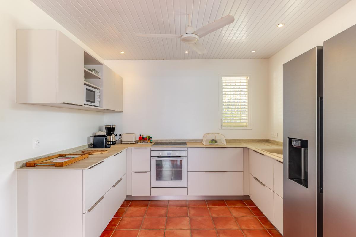 11 cuisine-ouverte-renovee-vue-mer-martinique (1)